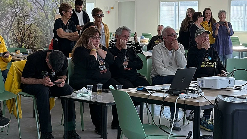 קהילת ניר עוז צופה בהעבר ארבל יהוד וגדי מוזס לצלב האדום