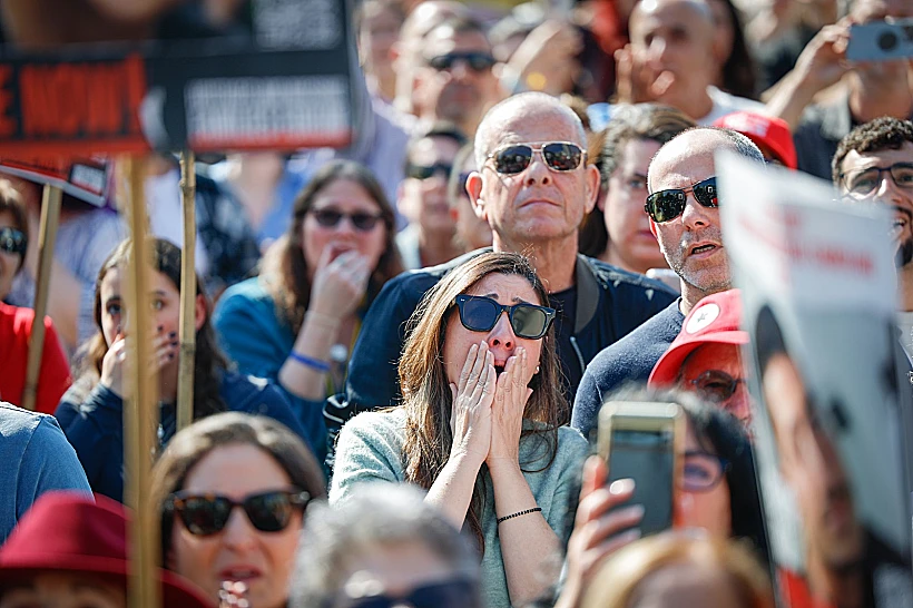 בכיכר החטופים בת"א חוגגים את שחרורם של אגם, ארבל וגדי