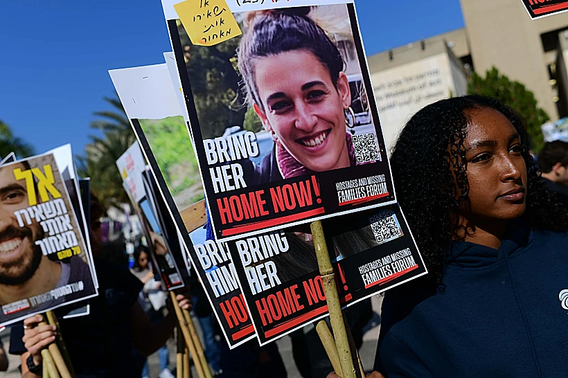 בכיכר החטופים בת"א חוגגים את שחרורם של אגם, ארבל וגדי