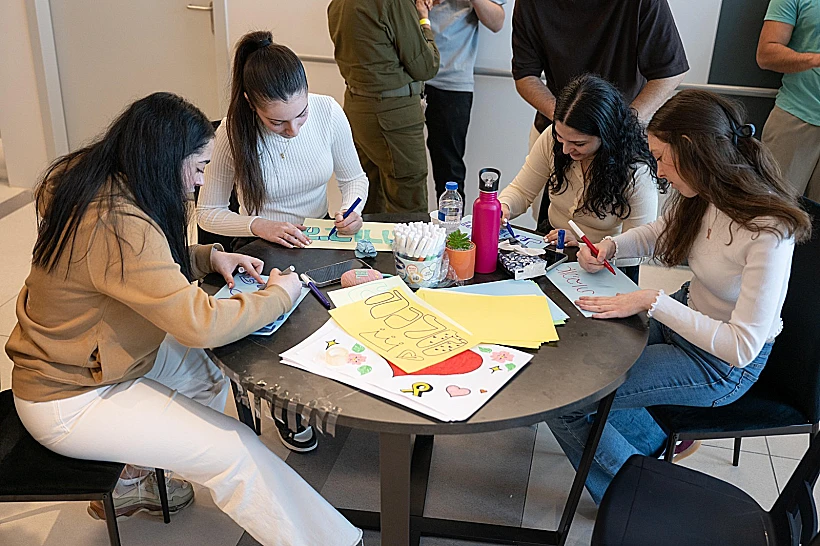 דניאלה, לירי, נעמה וקרינה מכינות שלטים לכבוד אגם