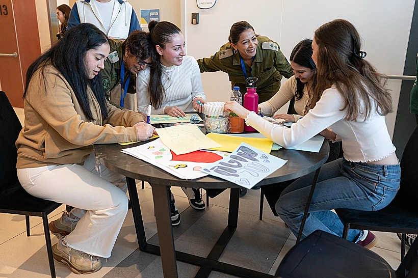 דניאלה, לירי, נעמה וקרינה מכינות שלטים לכבוד אגם