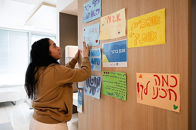 דניאלה, לירי, נעמה וקרינה מכינות שלטים לכבוד אגם