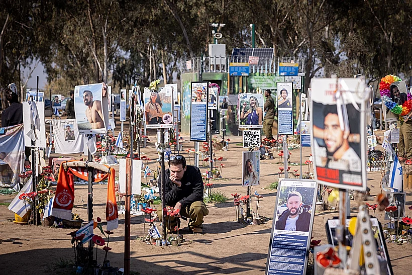 מבקרים באתר בטבח במסיבת הנובה ברעים