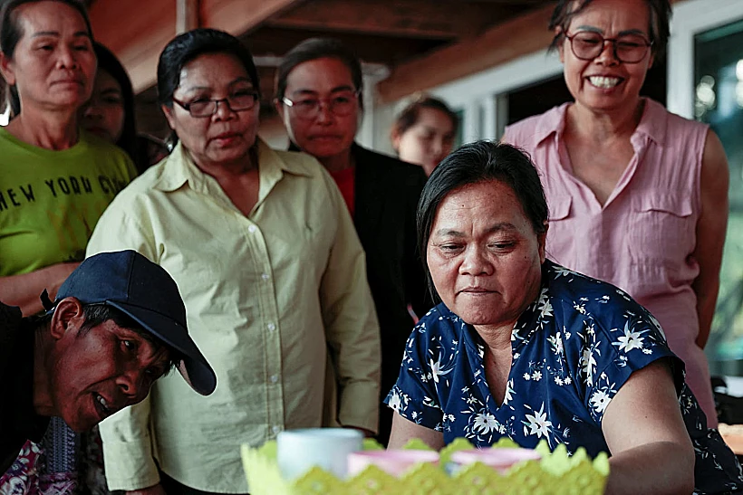 אימו של החטוף התאילנדי ווצ'ארה סריאון, צופה בשחרור בנה לצד קרוביה במחוז אודון תאני שבתאילנד