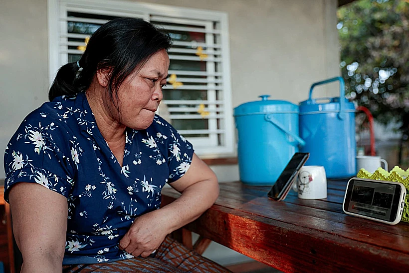 אימו של החטוף התאילנדי ווצ'ארה סריאון, צופה בשחרור בנה לצד קרוביה במחוז אודון תאני שבתאילנד