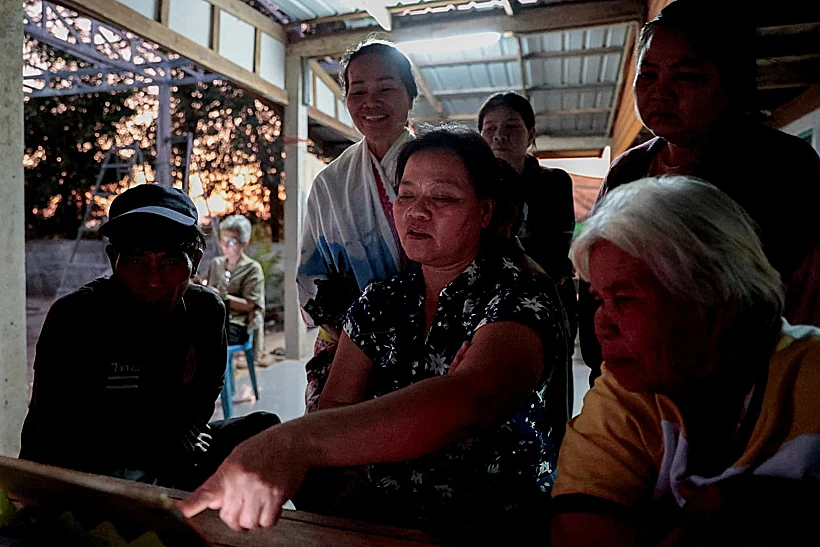 אימו של החטוף התאילנדי ווצ'ארה סריאון, צופה בשחרור בנה לצד קרוביה במחוז אודון תאני שבתאילנד