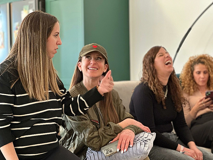 דורון כץ צופה בחזרה של גדי, בן זוגה של אמה שנרצחה