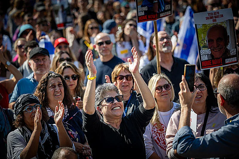 התרגשות בכיכר החטופים בת"א