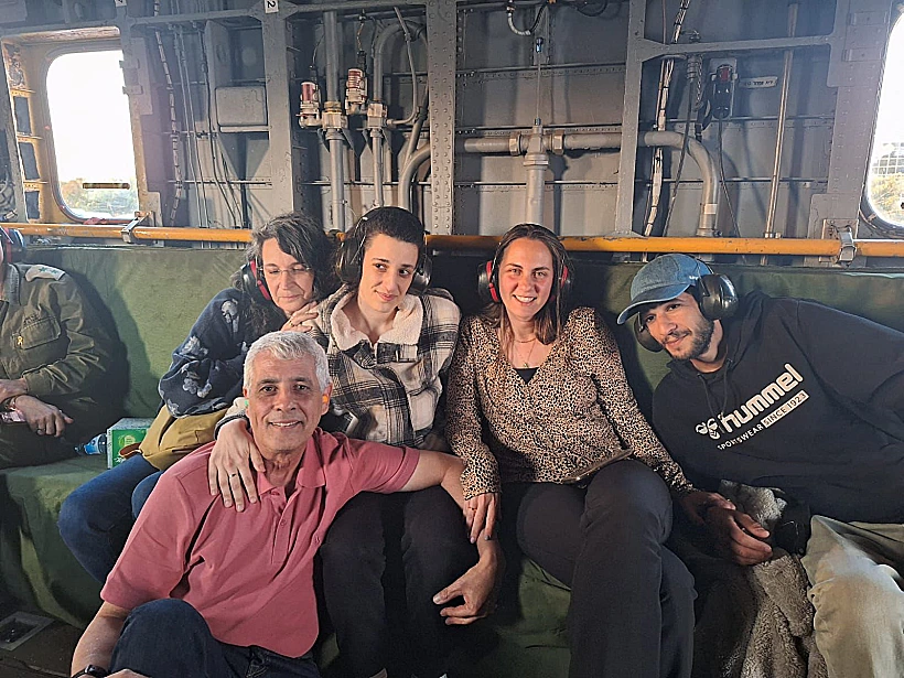 ארבל יהוד עם בני משפחתה במסוק בדרך לבית החולים