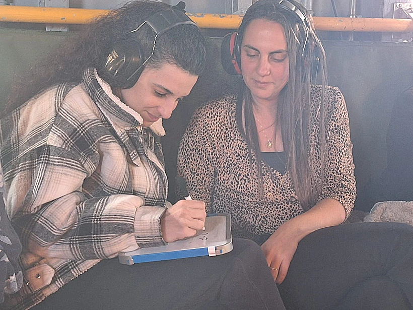 ארבל יהוד עם בני משפחתה במסוק בדרך לבית החולים