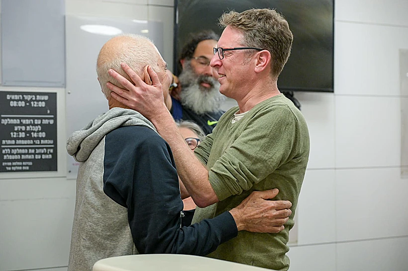 גדי מוזס מתאחד עם משפחתו בביה"ח איכילוב