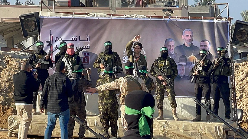 עופר קלדרון מועבר לידי הצלב האדום