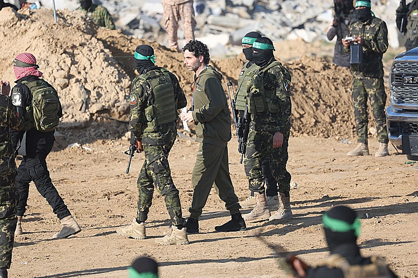 עופר קלדרון מועבר לידי הצלב האדום