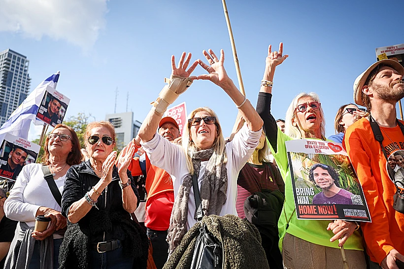 בכיכר החטופים חוגגים את שחרורם של קית', עופר וירדן