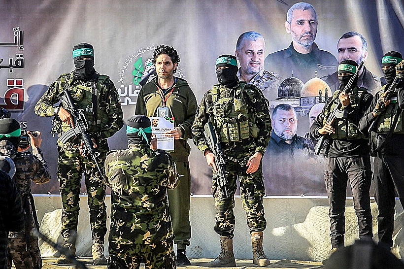 עופר קלדרון מועבר לידי הצלב האדום