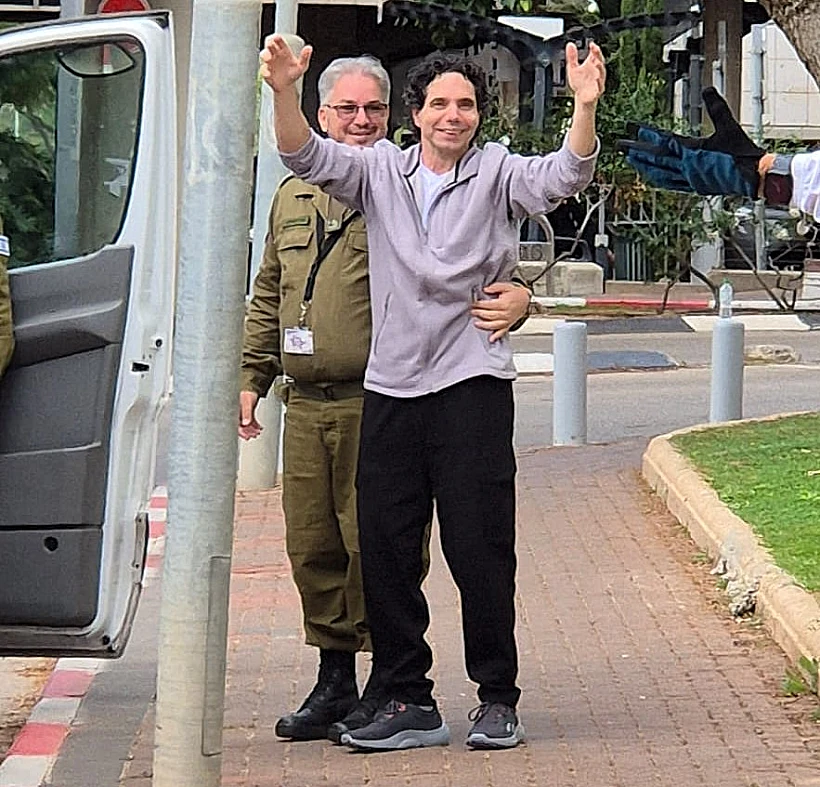 עופר קלדרון יוצא מהרכב אל חבריו מחוץ לביה"ח שיבא