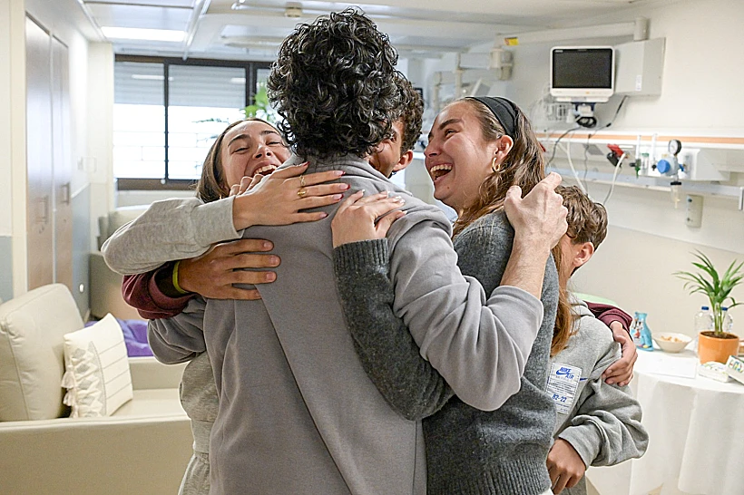 עופר קלדרון בחיבוק ראשון עם משפחתו בבי"ח שיבא