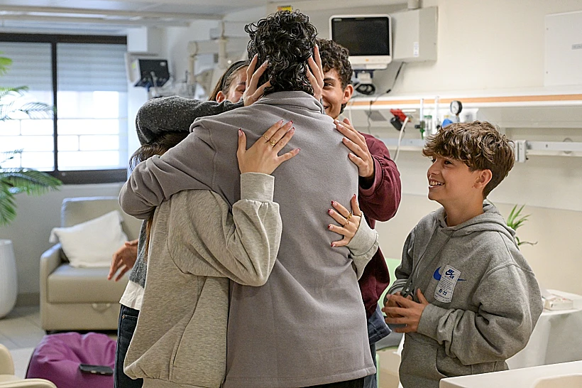 עופר קלדרון בחיבוק ראשון עם משפחתו בבי"ח שיבא