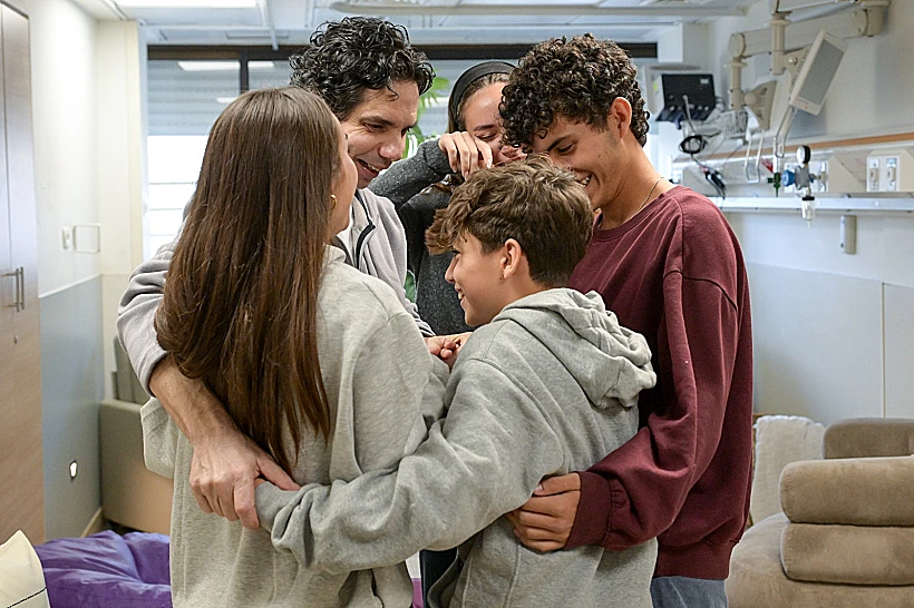 עופר קלדרון בחיבוק ראשון עם משפחתו בבי"ח שיבא