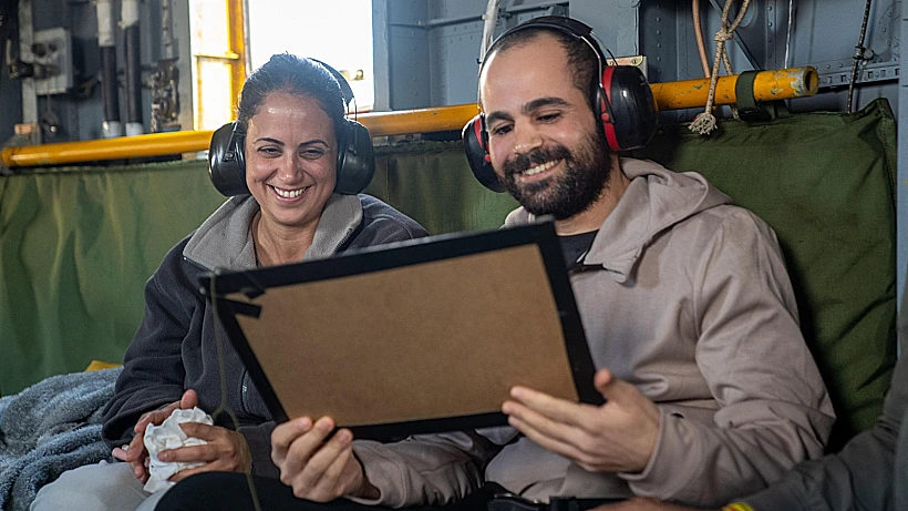 ירדן ביבס יחד עם אביו ואחותו במסוק, בדרכם לביה"ח שיבא