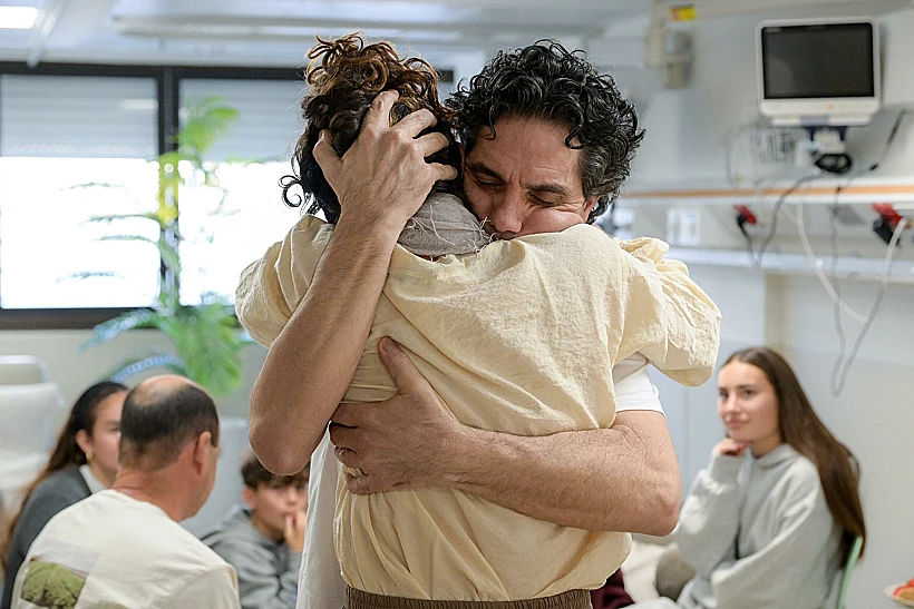 החיבוק הראשון של עופר קלדרון עם בת זוגו אלה