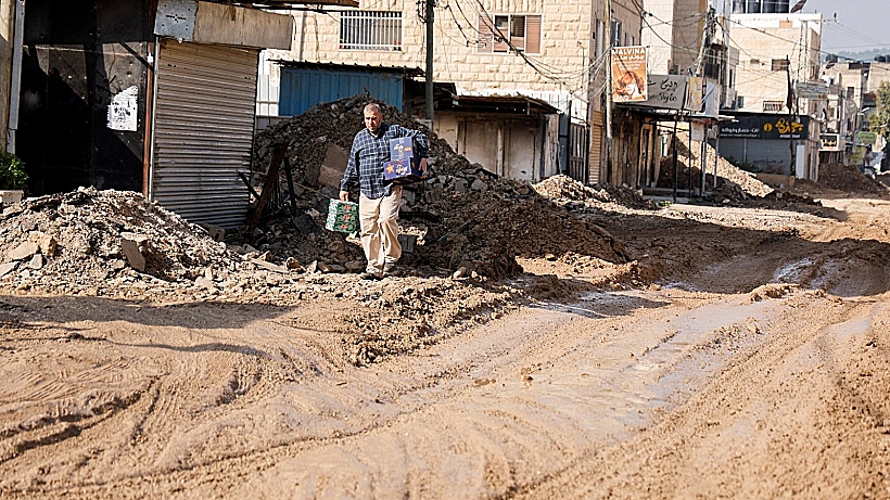 תושב ג'נין סוחב ארגזי מזון