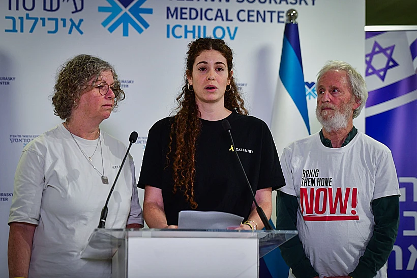 שיר, בתו של קית' סיגל, לצד אשתו אביבה ואחיו