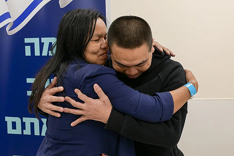 החטופים התאילנדים ששוחררו מתאחדים עם משפחותיהם בביה"ח אסף הרופא