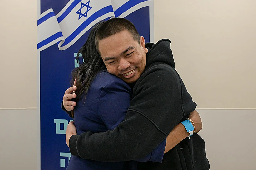 החטופים התאילנדים ששוחררו מתאחדים עם משפחותיהם בביה"ח אסף הרופא