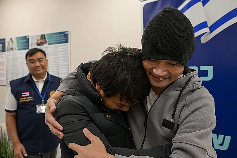 החטופים התאילנדים ששוחררו מתאחדים עם משפחותיהם בביה"ח אסף הרופא