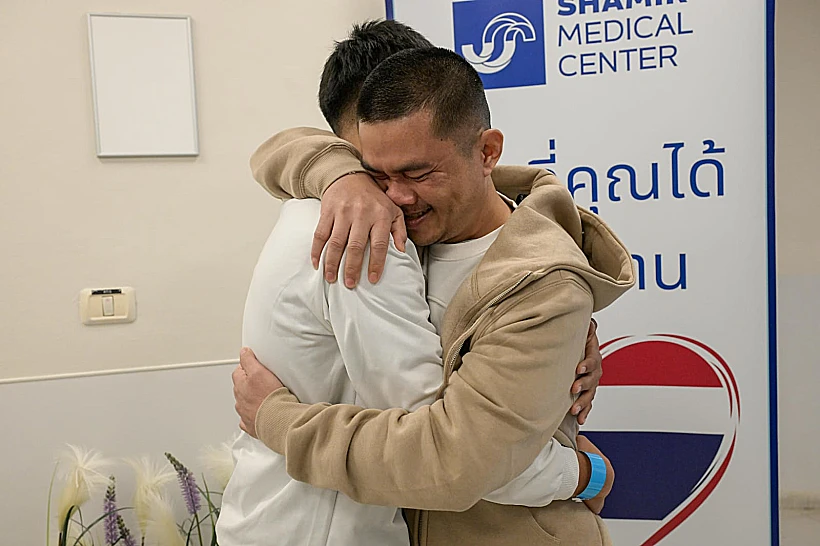 החטופים התאילנדים ששוחררו מתאחדים עם משפחותיהם בביה"ח אסף הרופא