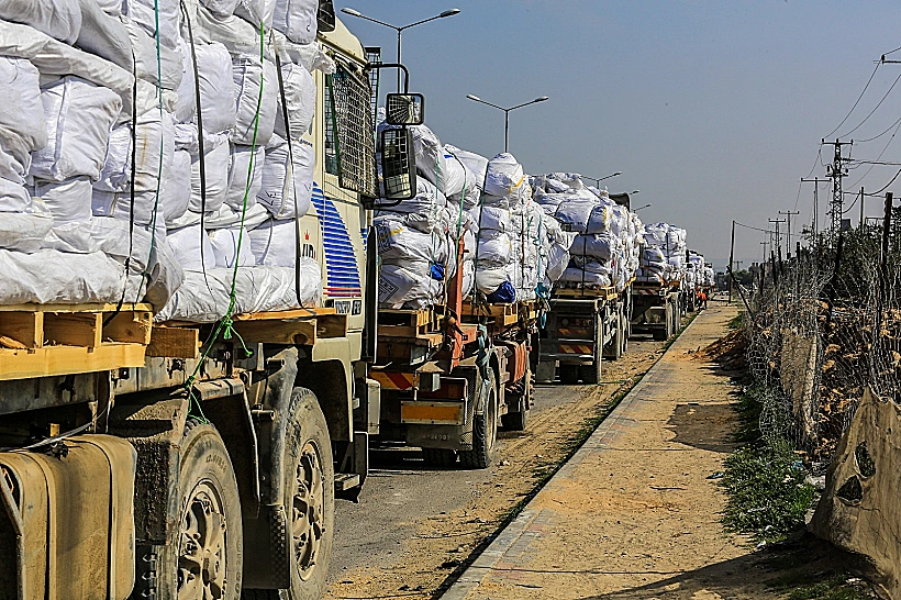 משאיות עם סיוע הומניטרי מטורקיה נכנסות לרצועת עזה ממעבר כרם שלום