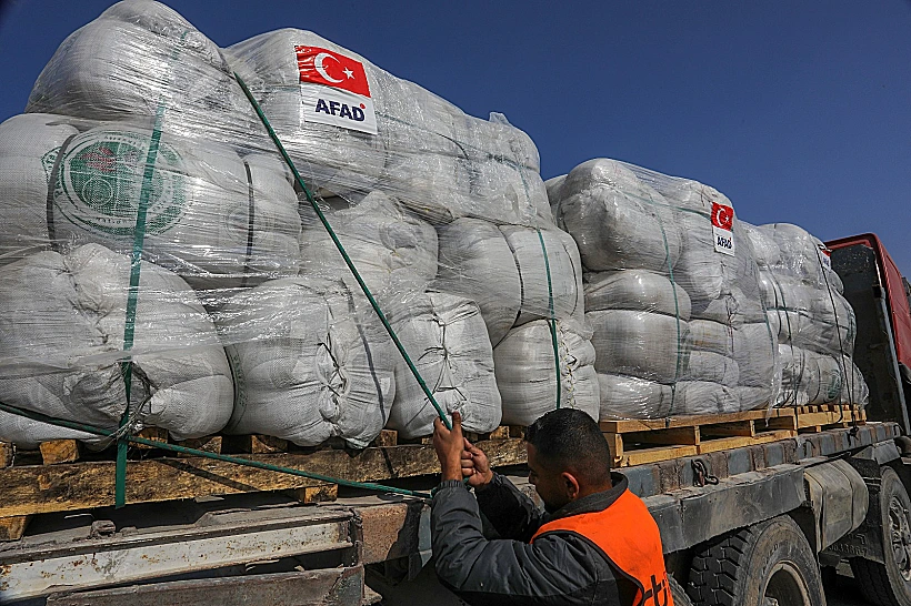 משאיות עם סיוע הומניטרי מטורקיה נכנסות לרצועת עזה ממעבר כרם שלום