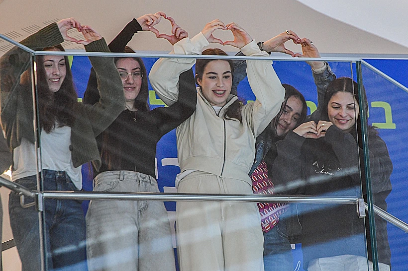 התצפיתניות צופות בקונצרט לכבודן בביה"ח בילינסון