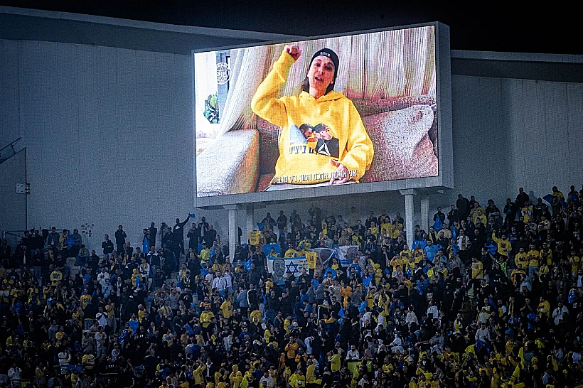 אמילי דמארי מדברת בסרטון שהוקרן במשחק של מכבי תל אביב באצטדיון בלומפילד
