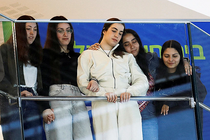 התצפיתניות צופות בקונצרט לכבודן בביה"ח בילינסון