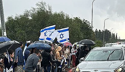 ממתינים ללירי אלבג עם דגלי ישראל במושב ירחיב