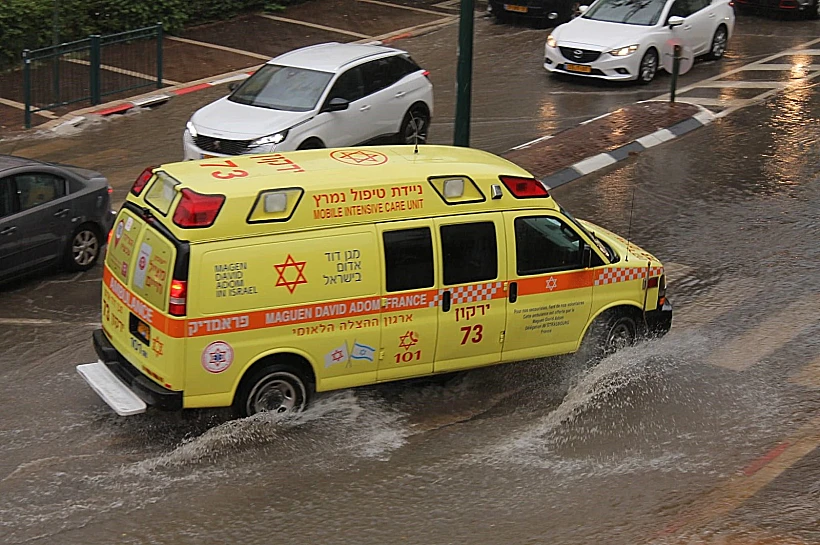 אמבולנס מד"א בגשם