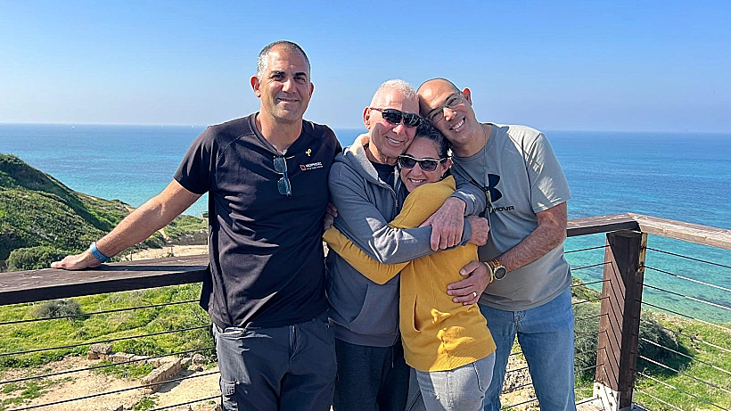 גדי מוזס לאחר שחרורו, עם ילדיו מורן, יאיר ועודד