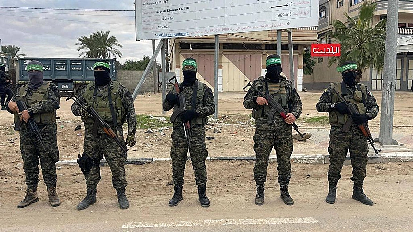 חמושי חמאס נערכים לשחרור החטופים במרכז הרצועה