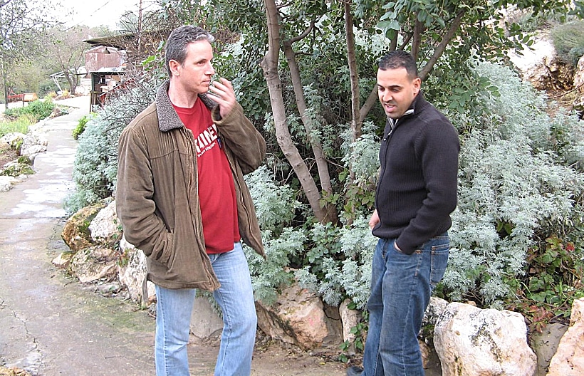 אלי שרעבי ואוהד בן עמי בקיבוץ בארי