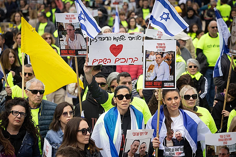 ממתינים בציפייה לשובם של אוהד, אלי ואור, הבוקר בכיכר החטופים בת"א