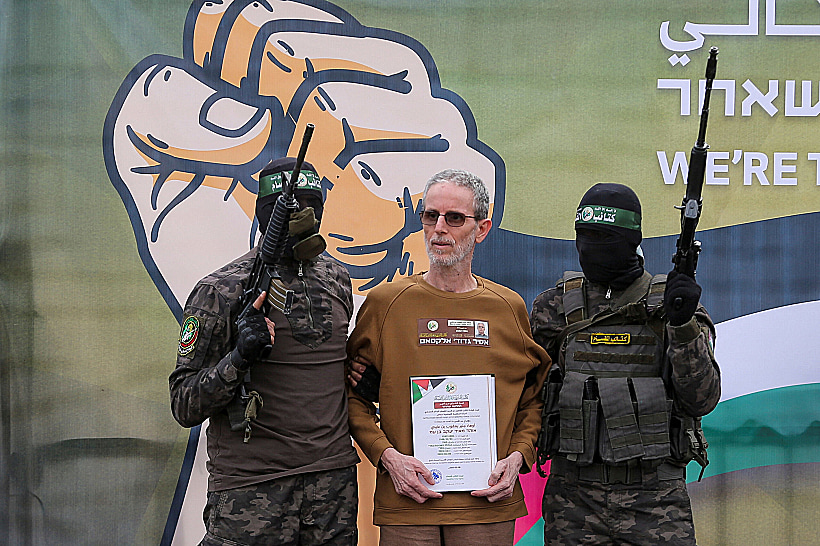 אוהד בן עמי על הבמה לפני העברתו לצלב האדום