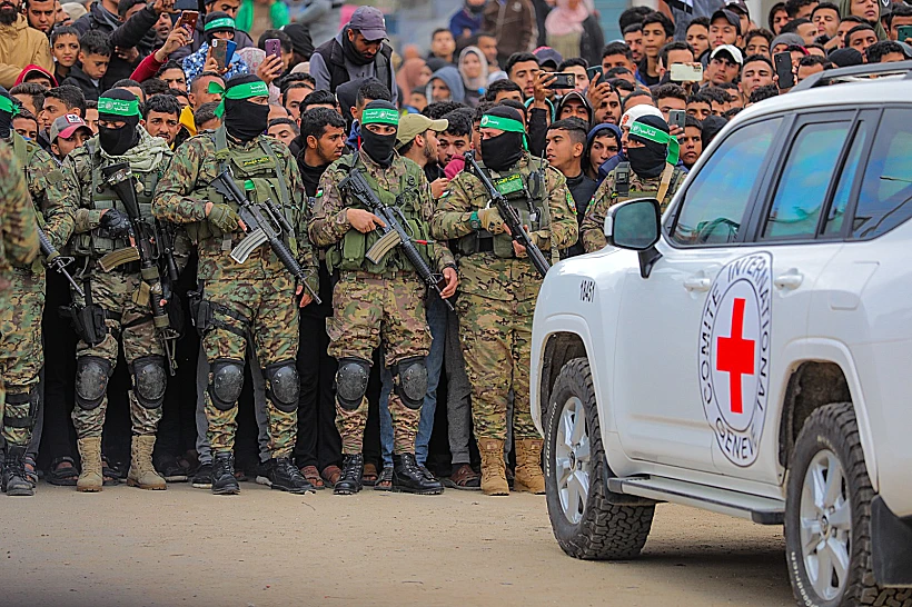 רכבי הצלב האדום מגיעים לנקודת שחרור החטופים במרכז הרצועה