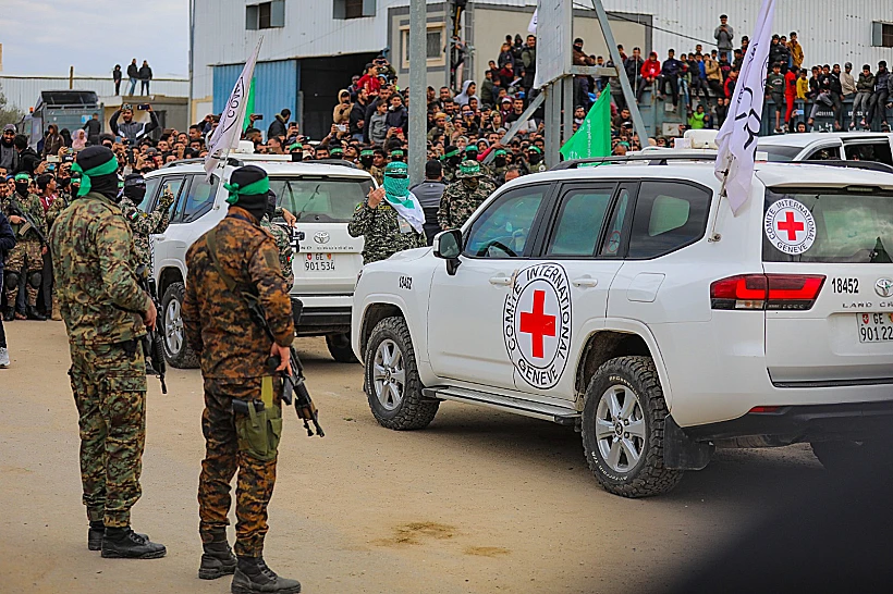 רכבי הצלב האדום מגיעים לנקודת שחרור החטופים במרכז הרצועה