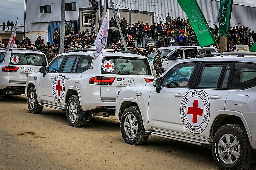 רכבי הצלב האדום מגיעים לנקודת שחרור החטופים במרכז הרצועה