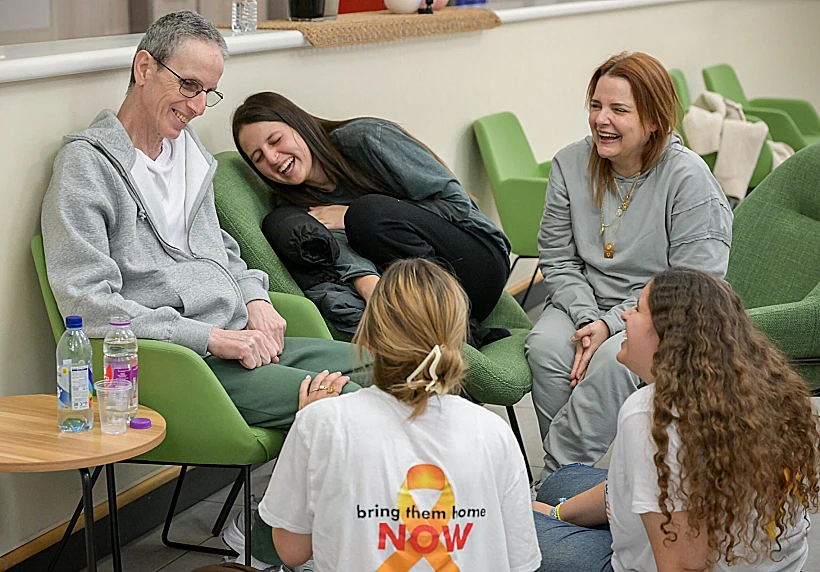 אוהד בן עמי בפגישה עם משפחתו בבית החולים