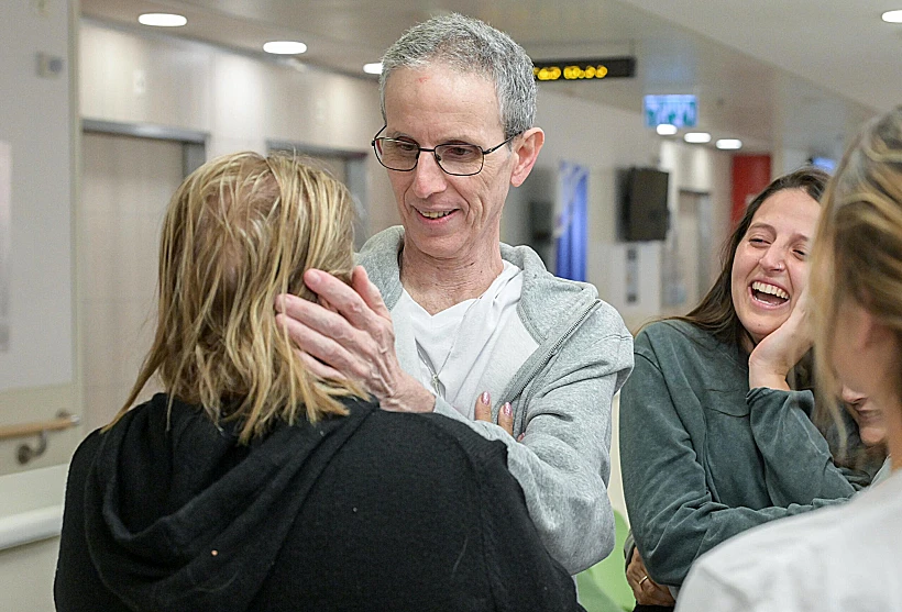 אוהד בן עמי בפגישה עם משפחתו בבית החולים