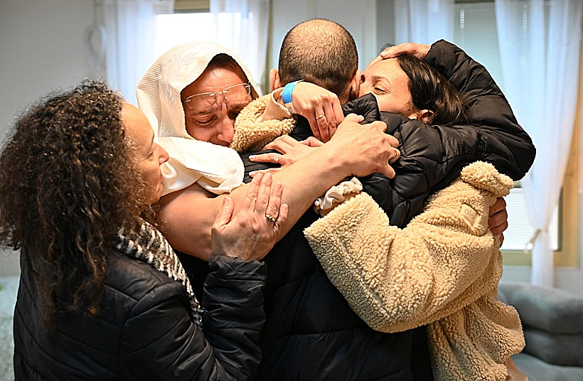 אלי שרעבי נפגש עם משפחתו בבית החולים שיבא