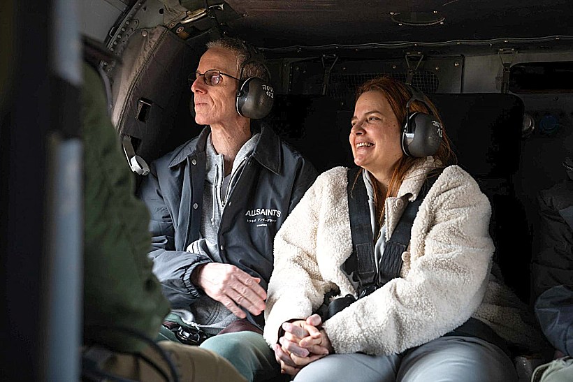 אוהד בן עמי עם אשתו במסוק בדרך לבית החולים